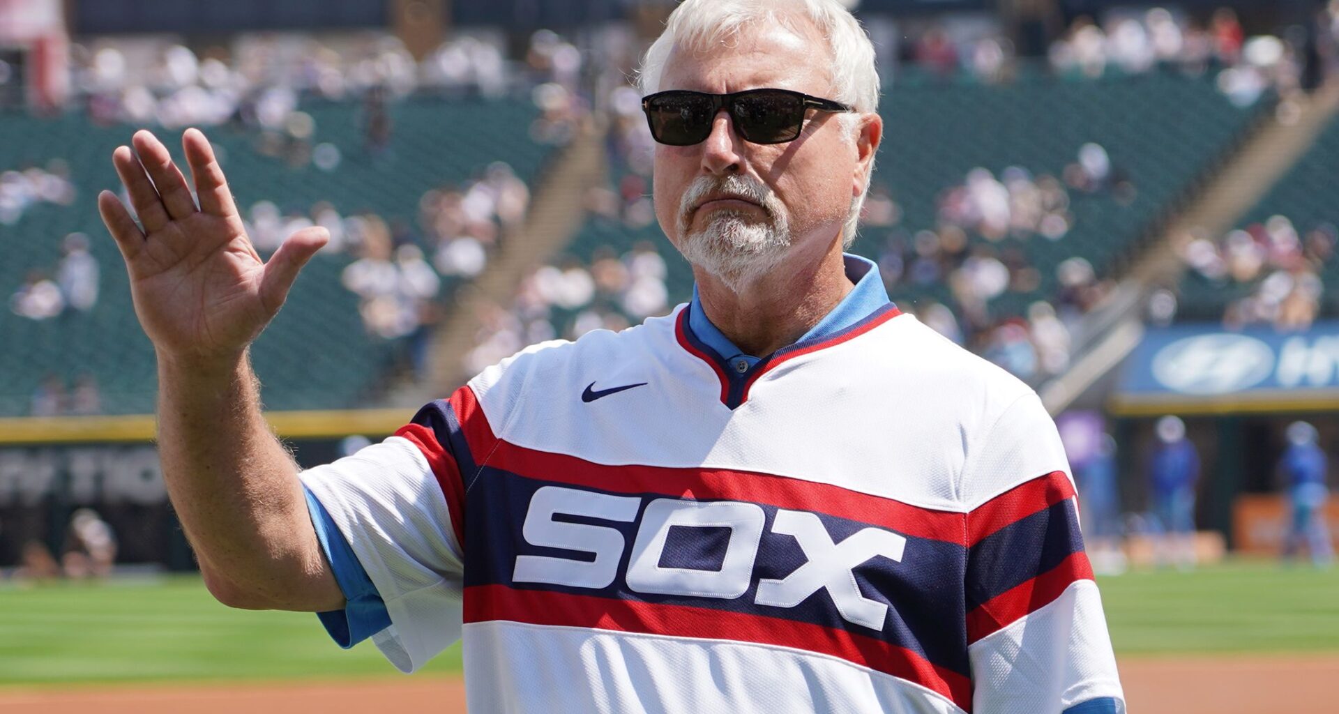 White Sox chairman Reinsdorf officiates wedding of former Rookie of Year Kittle during game