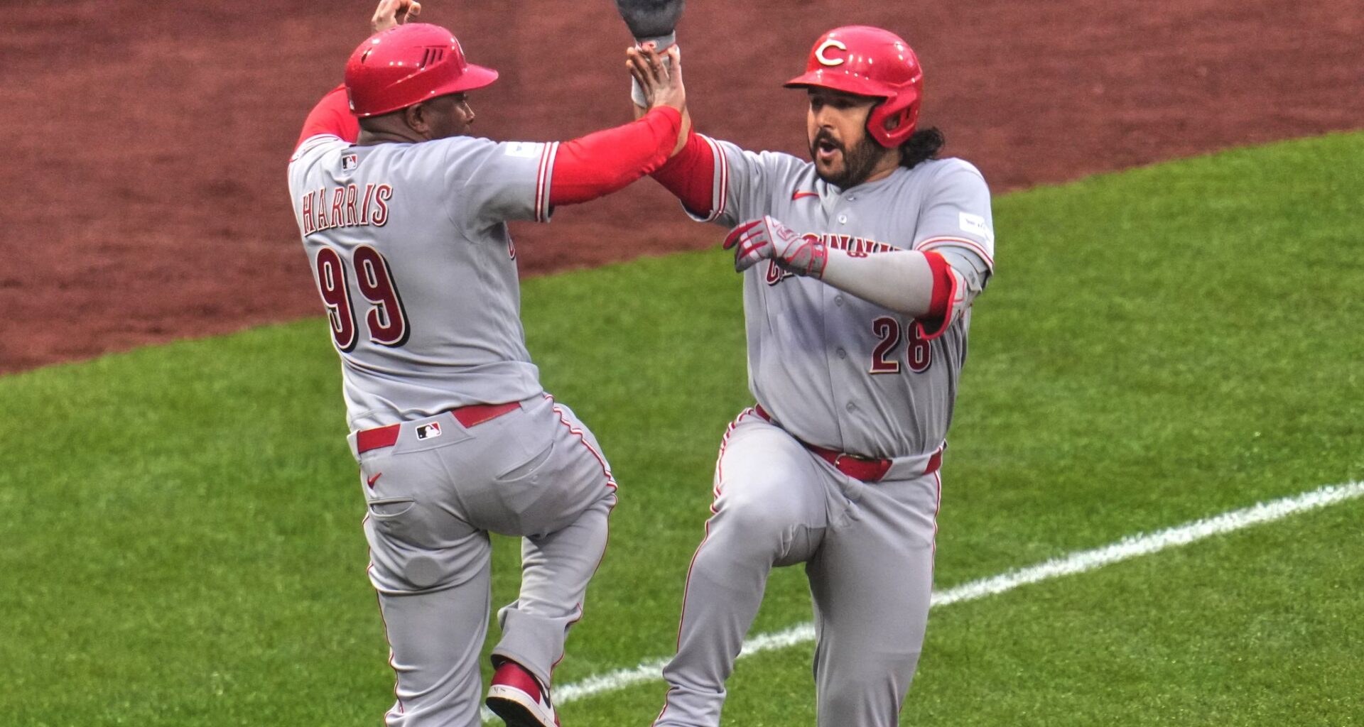 Eugenio Suárez hits 3-run homer in 9th as Reds rally for 9-7 win over Pirates