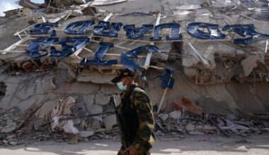 Venezuela earthquake: Horrific hotel collapse traps baseball families