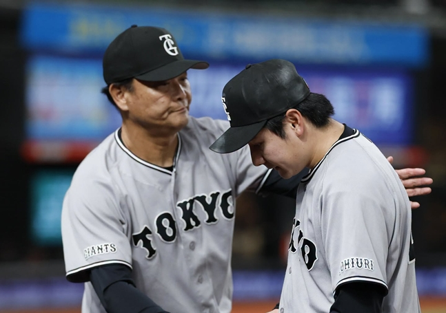 Interim manager Hideki Hashigami comforting a player. /Photo=Yomiuri Giants official SNS
