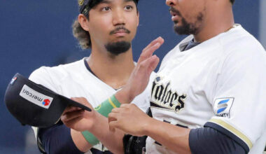 With two outs in the second inning, bases loaded and Masayuki Kuwahara were walked, resulting in a run scored by Walk, and Yuma Mune (left) was hit on the shoulder. Luis Perdomo (Photo by Shuji Asada)