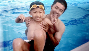 Soya (left) and his father, Hirokazu, playing in the pool (Photo provided)
