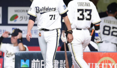 Manager Mamoru Kishida (foreground) leaves the dugout to announce a player substitution before the bottom of the ninth defense (Photo by Daisuke Iwata)
