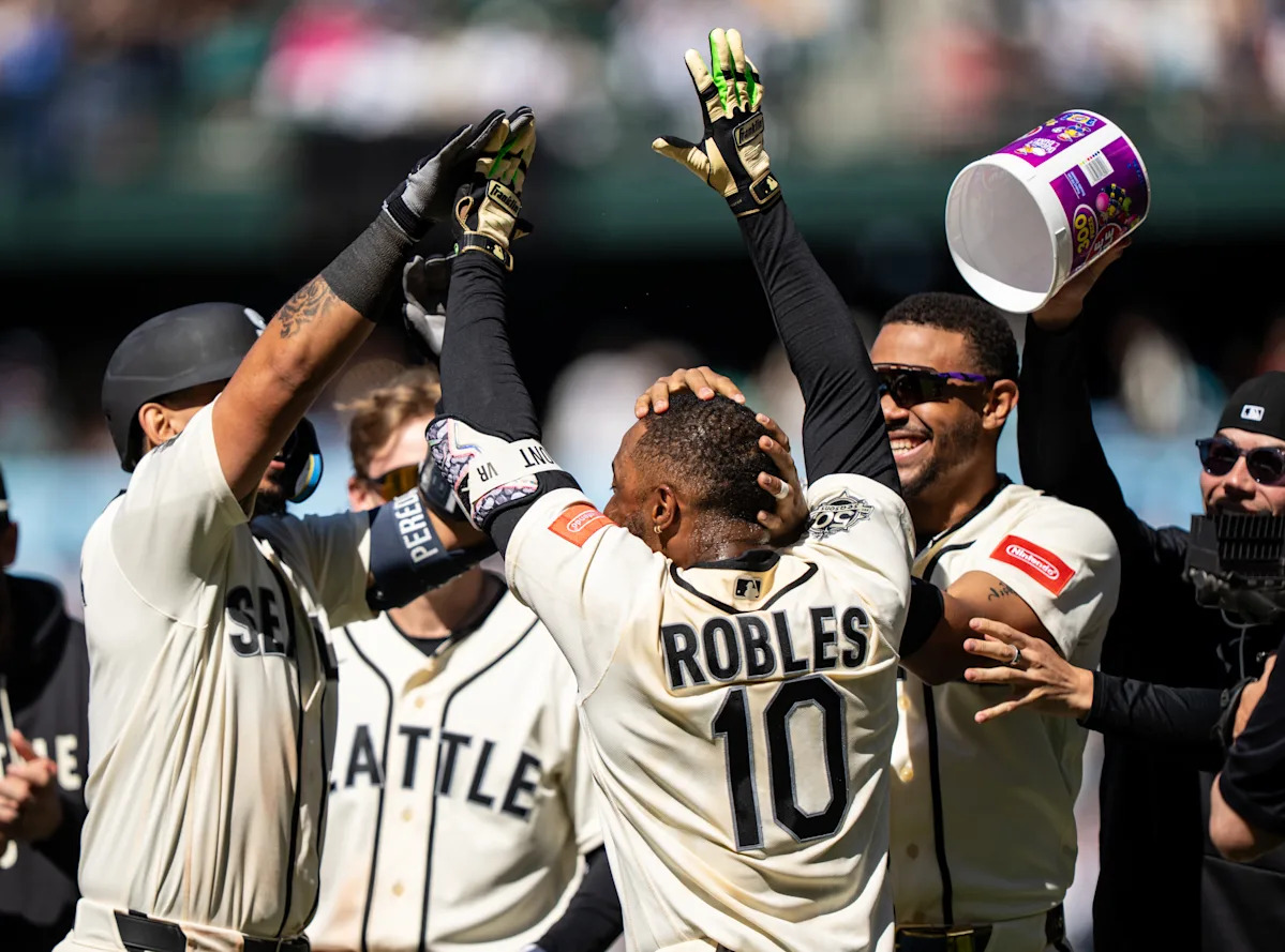 Robles' infield single in the 10th inning lifts the Mariners to a 3-2 win over the Diamondbacks