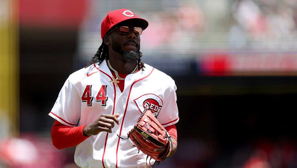 Elly De La Cruz abruptly exits Reds' series finale against Braves with hamstring injury