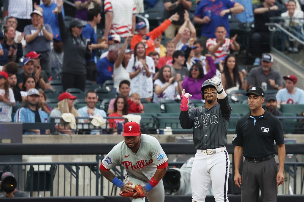 Mets rally behind Lindor's triple to give Andy Green his first win