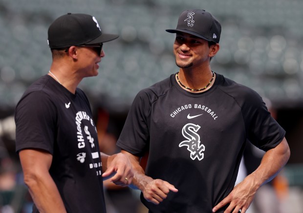 Chicago White Sox right fielder Braden Montgomery (right) chats with manager Will Venable before a game against the Atlanta Braves at Rate Field in Chicago on June 9, 2026. (Chris Sweda/Chicago Tribune)