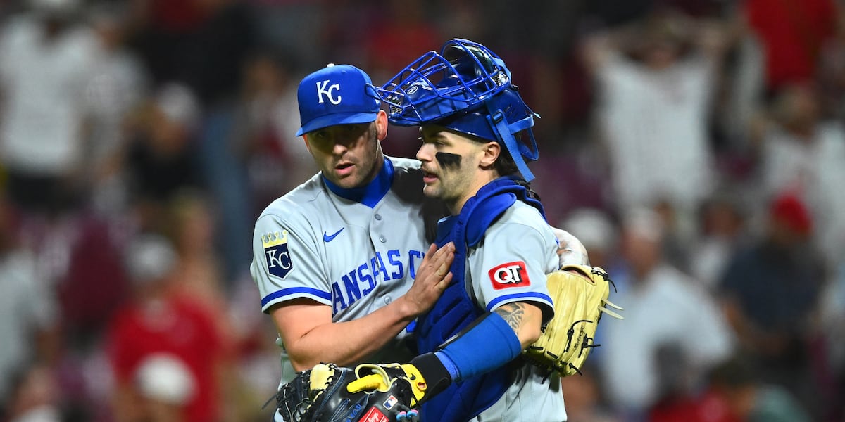 Massey hits tiebreaking RBI single in 9th inning, Royals beat Reds 5-2