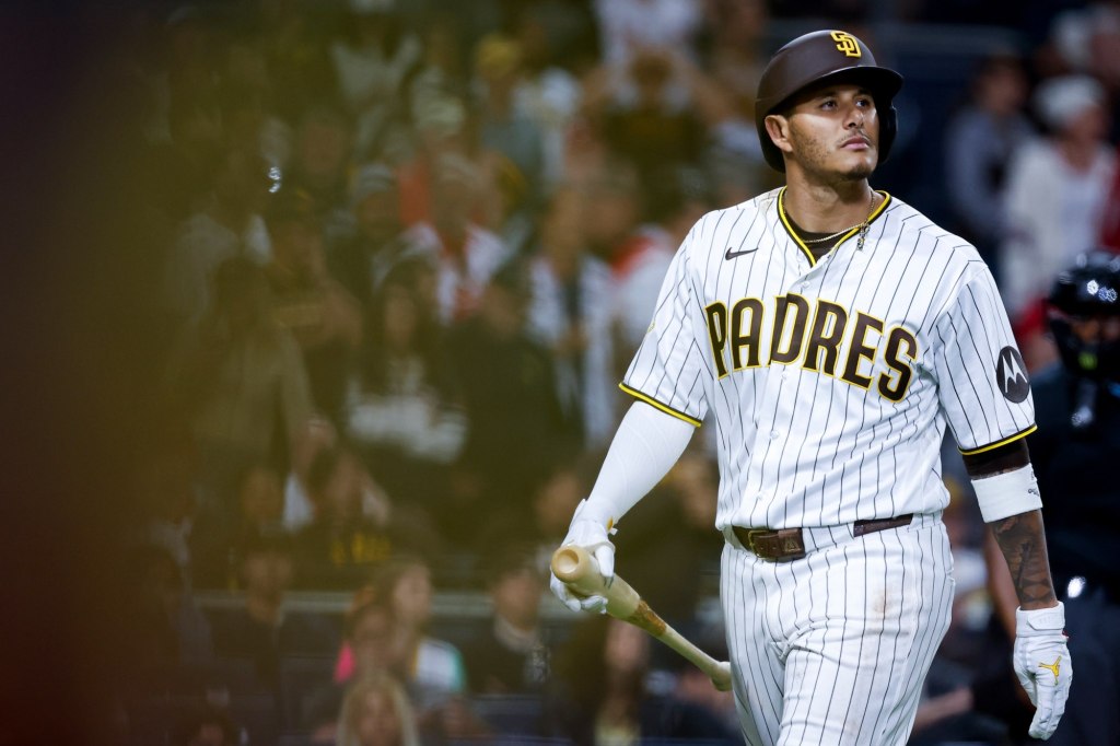 Padres can't cash in late chances, fall to Reds in 11 innings