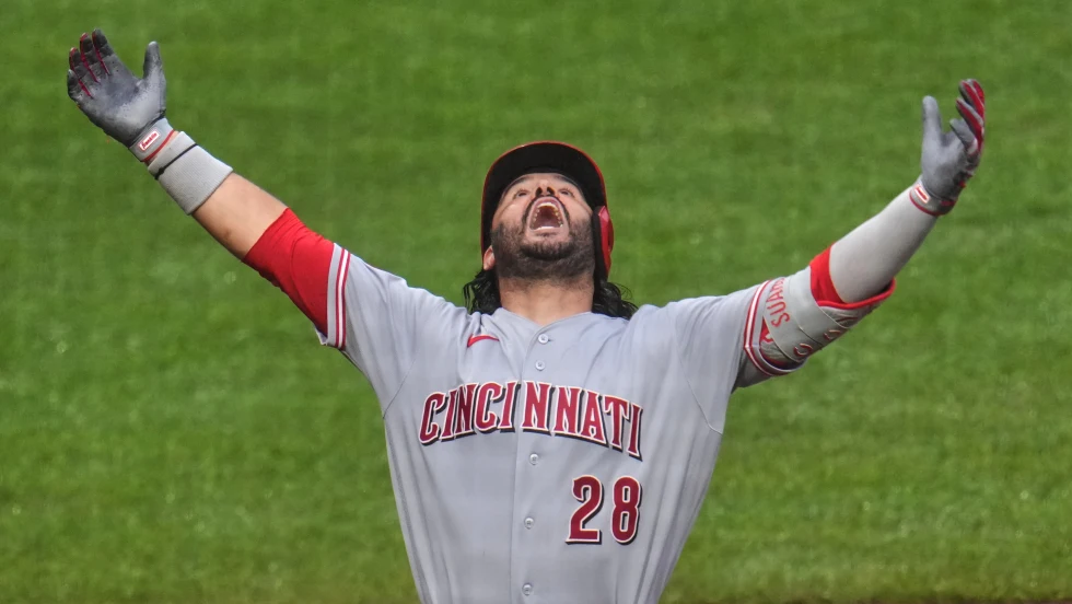 Reds’ Eugenio Suárez leaves after taking pitch to hand; X-ray inconclusive, CT scan scheduled