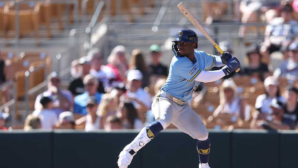 Report: Brewers ink 21-year-old Luis Lara to 7-year extension