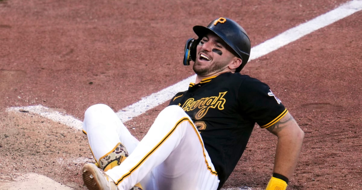 Pirates use 2-out rally to down Marlins, Horwitz gets battle scar