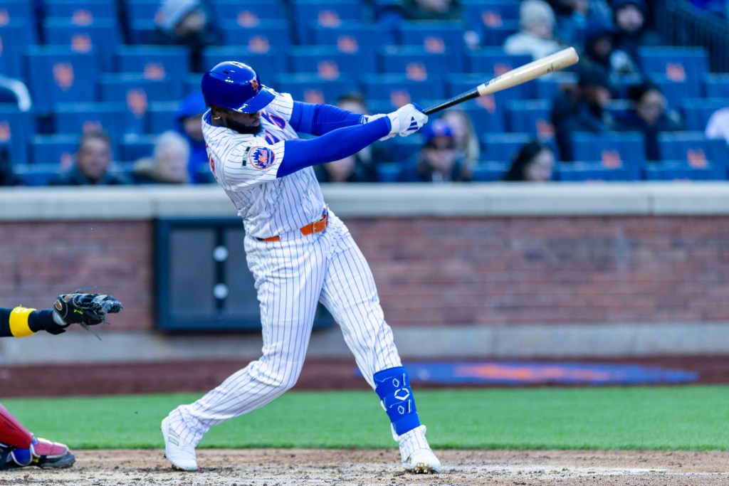 New York Mets center fielder Luis Robert Jr. (88) hits a single.