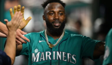 Mariners outfielder Randy Arozarena leaves with apparent leg injury