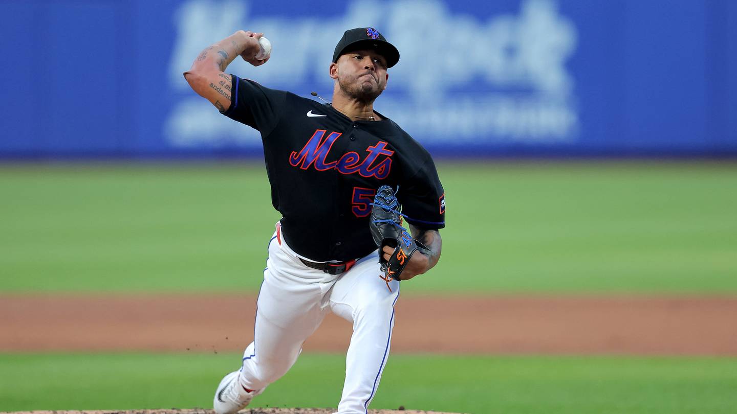 Jun 25, 2026; New York City, New York, USA; New York Mets starting pitcher Freddy Peralta (51) pitches against the Chicago Cubs during the third inning at Citi Field. Mandatory Credit: Brad Penner-Imagn Images