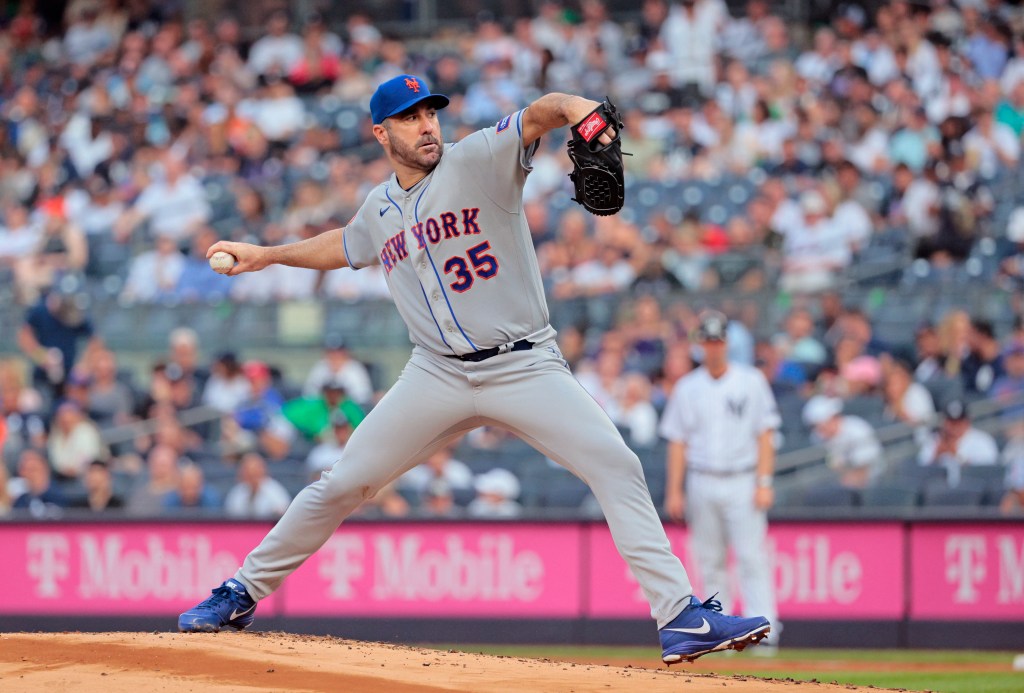 Justin Verlander pitches for the Mets.