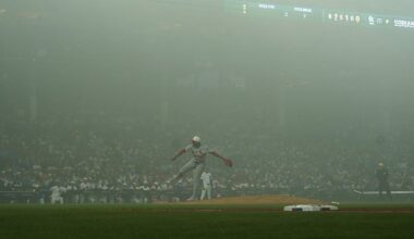 Cubs fans sing `Take Me Home, Country Roads’ during fog delay at Wrigley Field