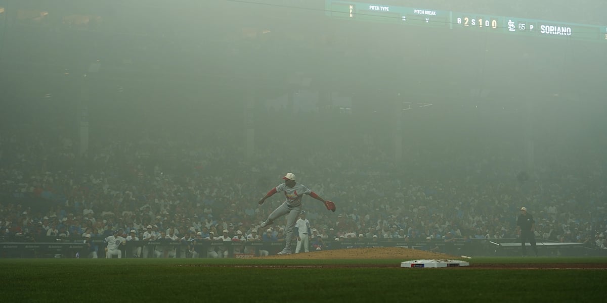 Cubs fans sing `Take Me Home, Country Roads’ during fog delay at Wrigley Field