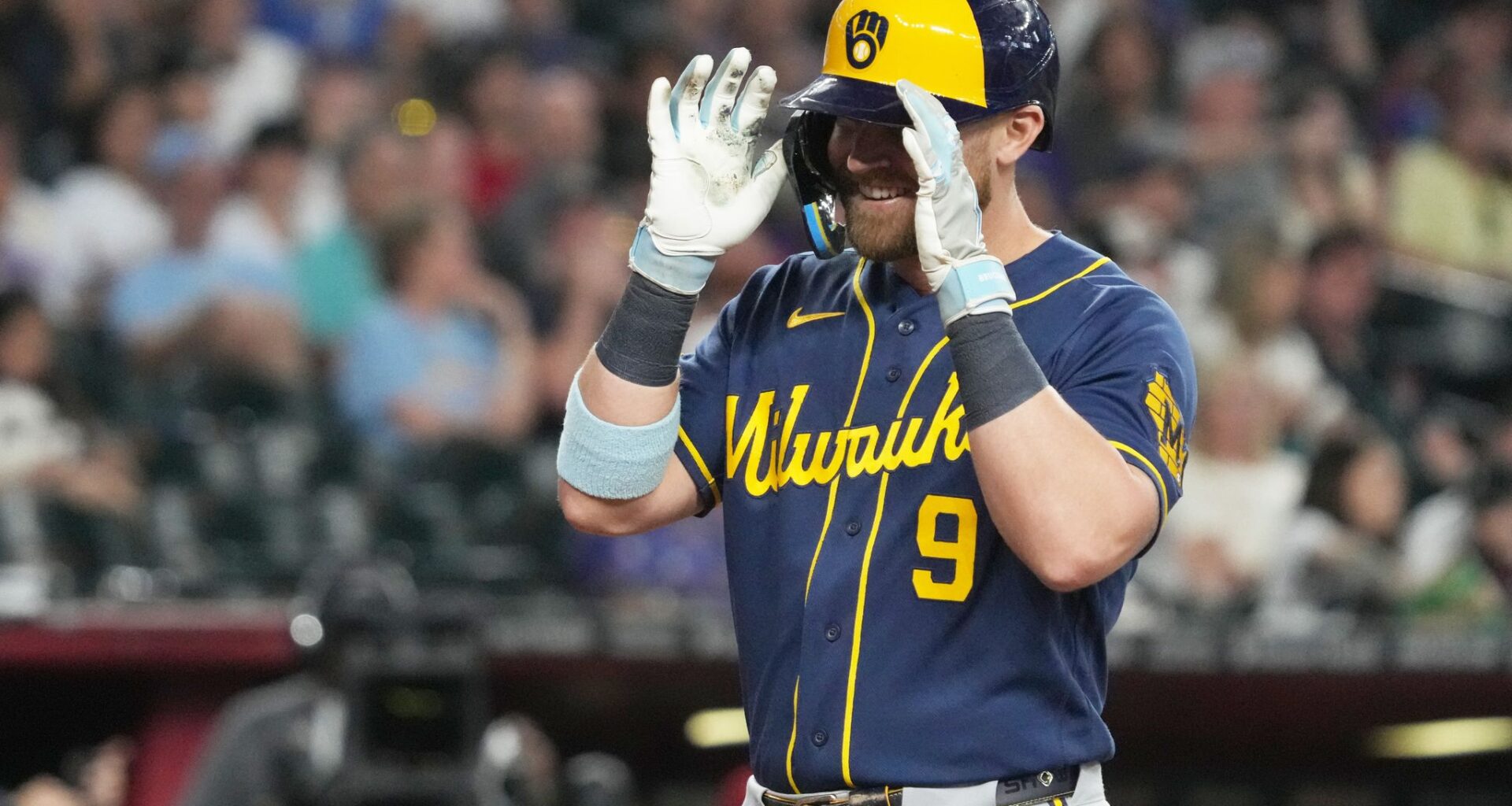 Bauers homers off Rodríguez in 7th, Brewers come back to beat Diamondbacks 3-2