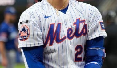 Vientos leaves Mets game vs. Royals after HBP on right hand