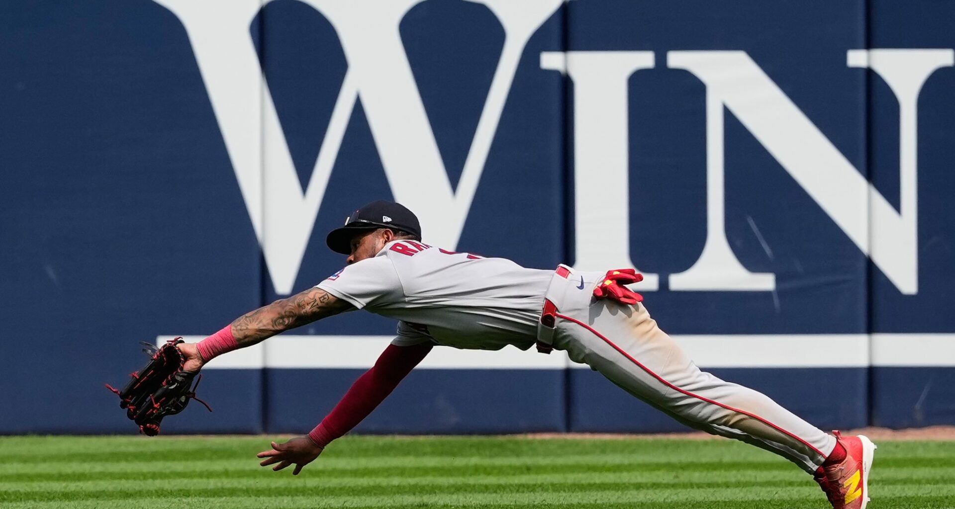 Durbin's 2-run homer lifts surging Red Sox past White Sox for a 6th straight win