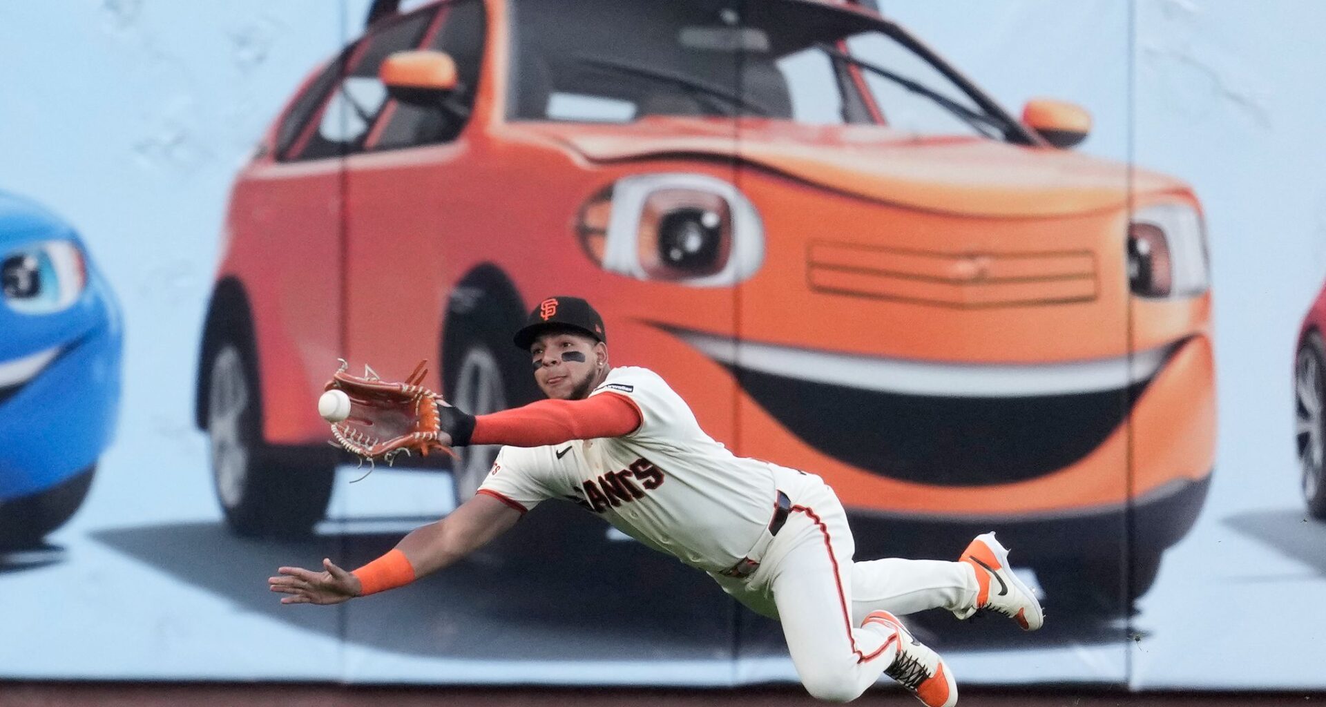 Giants beat the Rockies 8-2 to start a 4-game series