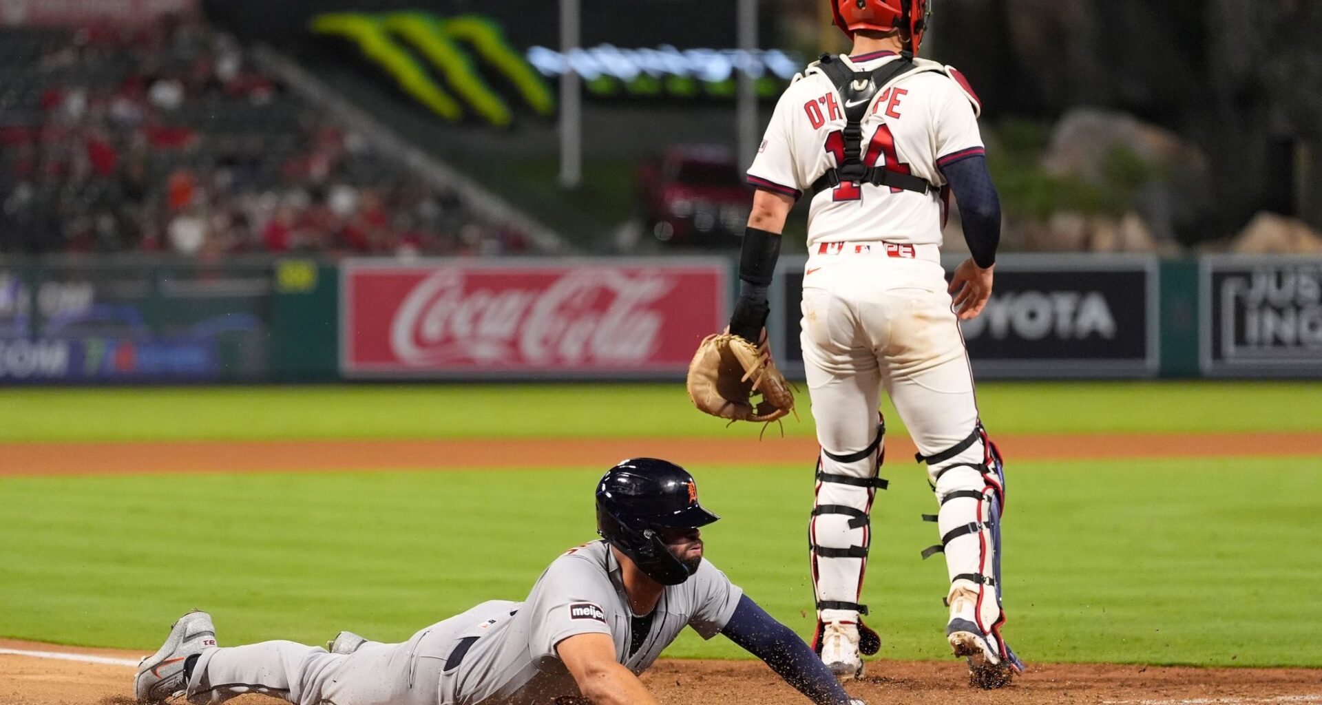 Lee hits clutch double in 9th and Tigers hold on for 2-1 comeback win over Angels