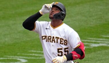 Pirates rookie outfielder Esmeryln Valdez leaves game with hand injury