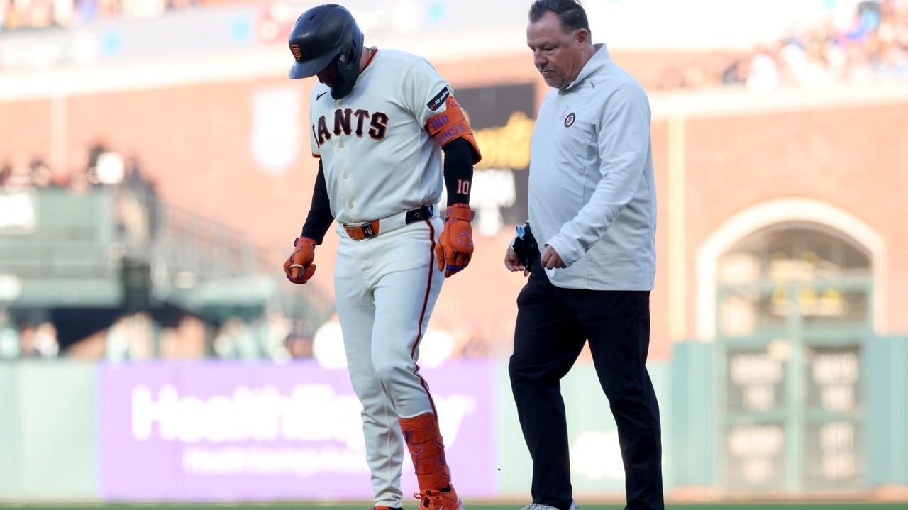 Giants 3B Casey Schmitt leaves game versus Brewers in 2nd inning due to apparent leg injury