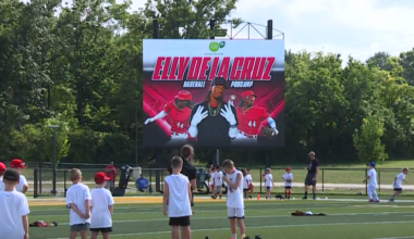 Reds shortstop Elly De La Cruz hosts baseball camp for kids at Sycamore HS