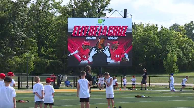 Reds shortstop Elly De La Cruz hosts baseball camp for kids at Sycamore HS