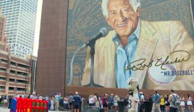 Bob Uecker mural in downtown Milwaukee unveiled with tailgate-themed celebration | Milwaukee Brewers
