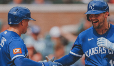 Royals bounce back for series split in Detroit