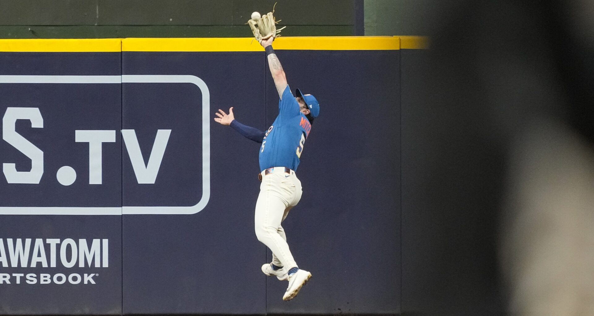 Marlins defeated by Garrett Mitchell's great catches, walk-off - Marlins