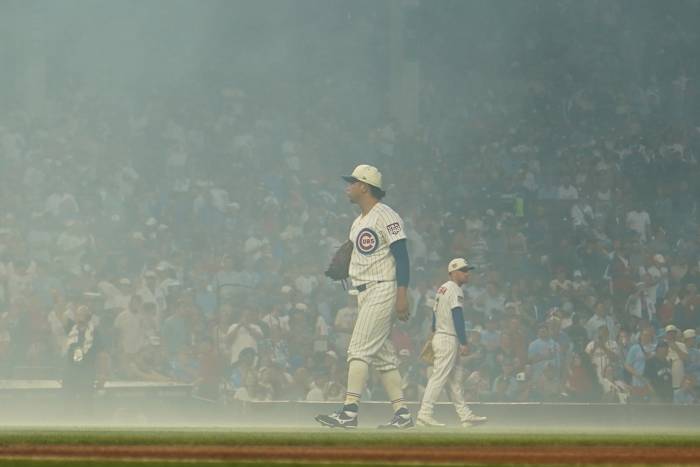 Cubs fans sing `Take Me Home, Country Roads' during fog delay at Wrigley Field
