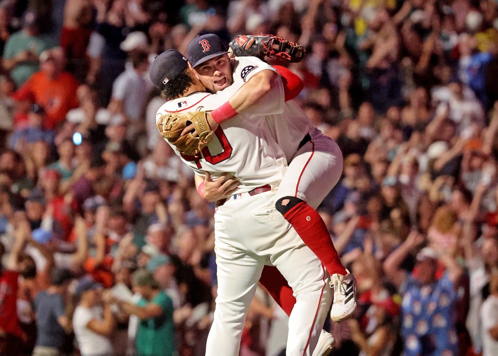 Caleb Durbin's late homer helps Red Sox rally for 14th straight win