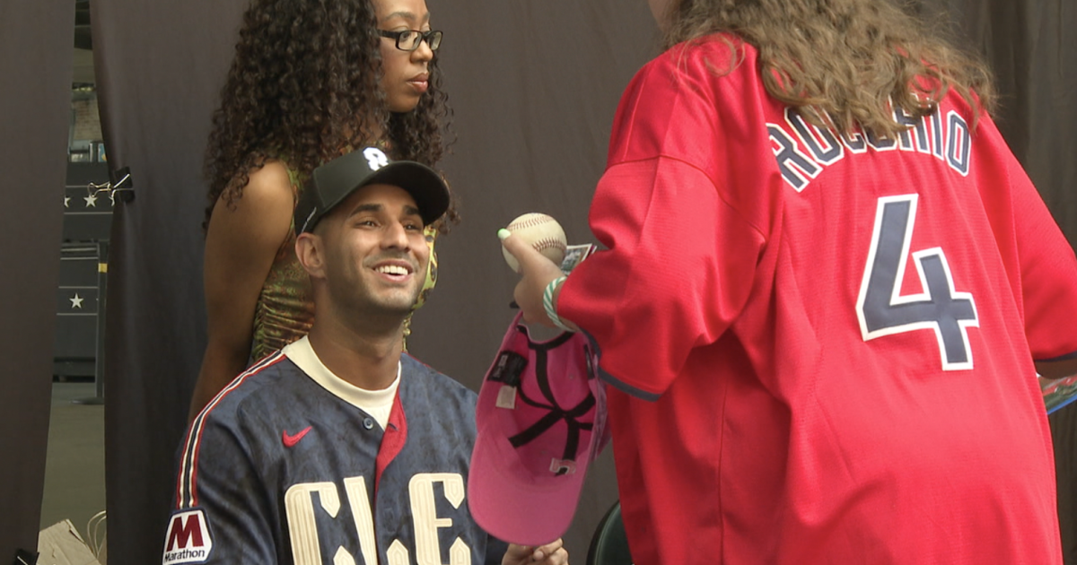 Guardians, Rocchio host autograph signing for Venezuelan earthquake relief