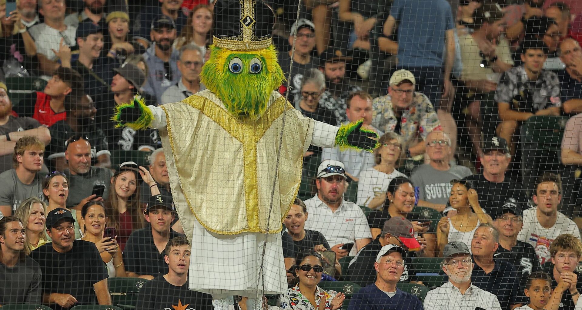 Reds rally late, beat the White Sox 5-4 in the 10th to spoil pope hat giveaway night