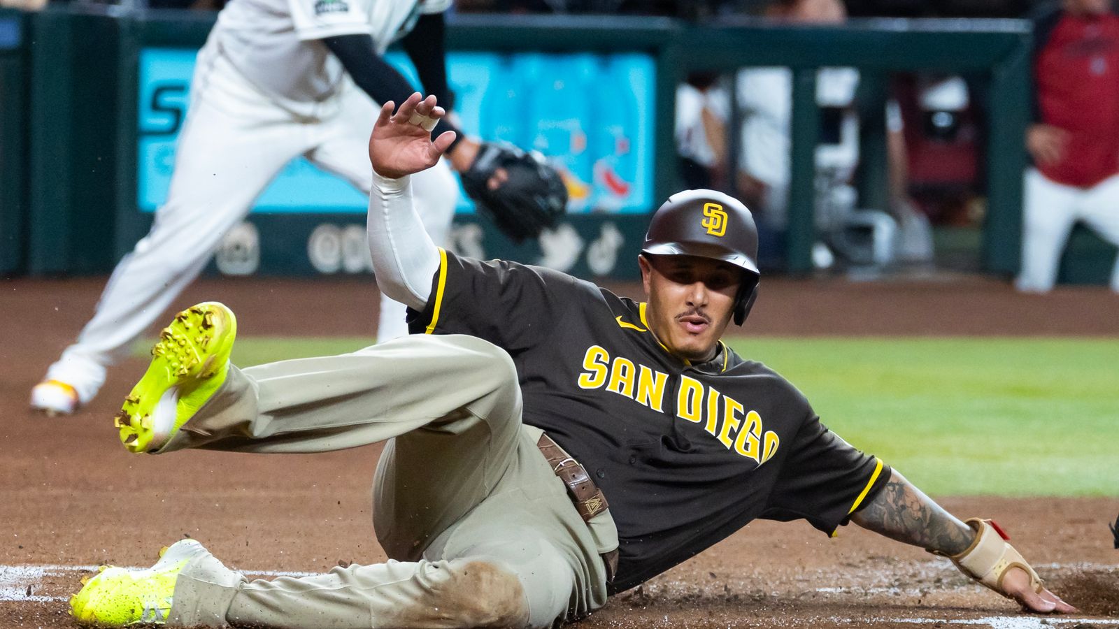 Padres hang 6 runs early, hold D-backs at arms reach the rest of the way in win