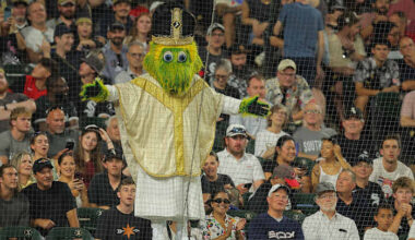 Reds rally late, beat the White Sox 5-4 in the 10th to spoil pope hat giveaway night