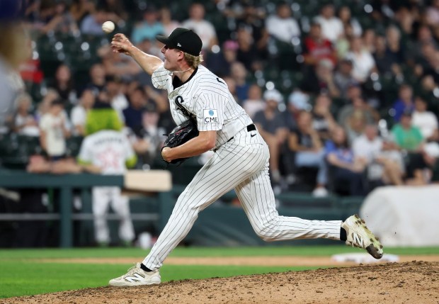 Chicago White Sox relief pitcher Jonathan Cannon (48) delivers to the Texas Rangers in the seventh inning of a game at Rate Field in Chicago on Aug. 26, 2026. (Chris Sweda/Chicago Tribune)