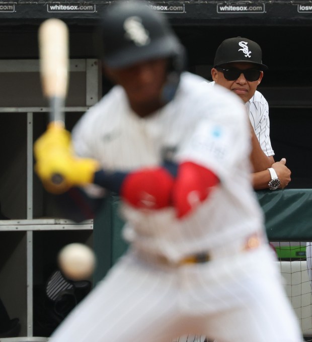 White Sox manager Will Venable watches shortstop Luisangel Acuña bat against the Reds in the second inning at Rate Field on Aug. 13, 2026, in Chicago. (John J. Kim/Chicago Tribune)