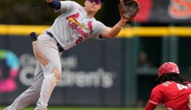 Dane Myers' dropped fly in 9th gives Cardinals a wild 10-9 win over Reds