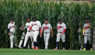 Field of Dreams welcomes Hall of Fame, as 26 members come out of the corn for Phillies-Twins game
