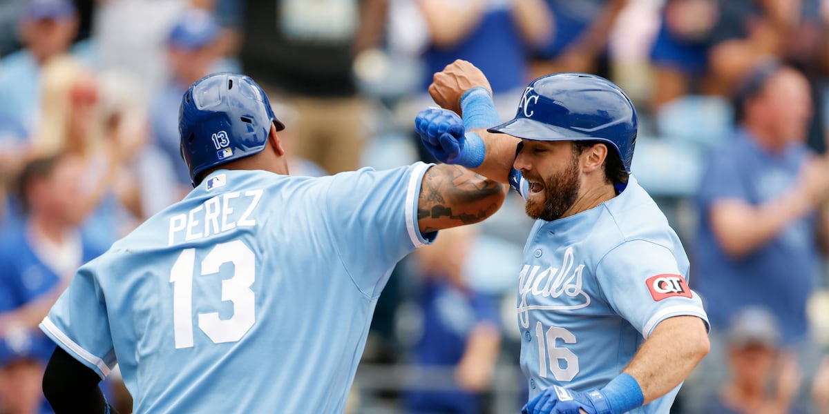 Royals win eighth straight game