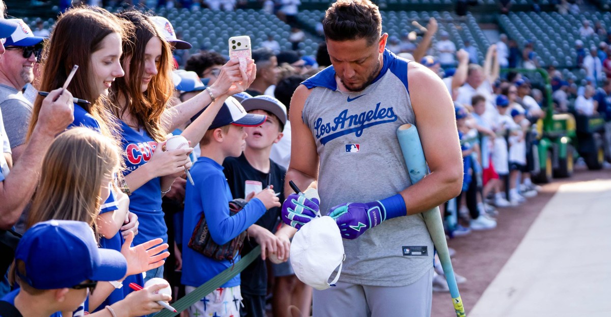 Dodgers’ Miguel Rojas is 2026 Heart & Hustle Award winner