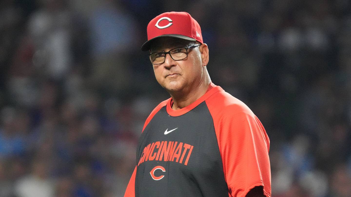 Cincinnati Reds manager Terry Francona (77) makes a pitching change