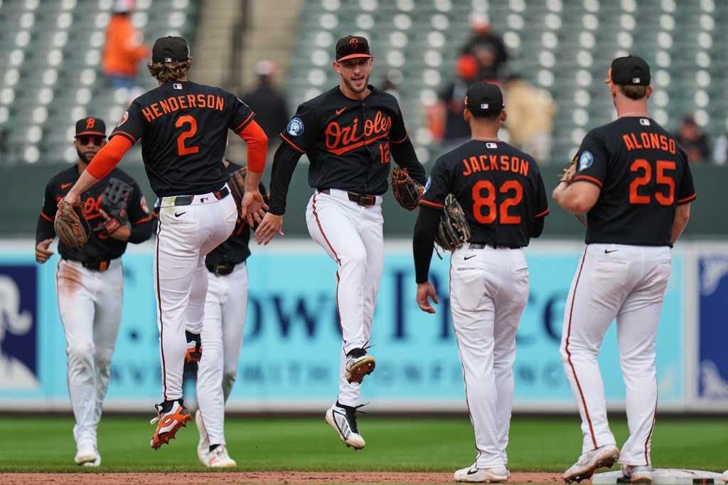 Baltimore Orioles sweep Blue Jays, avoid elimination for now