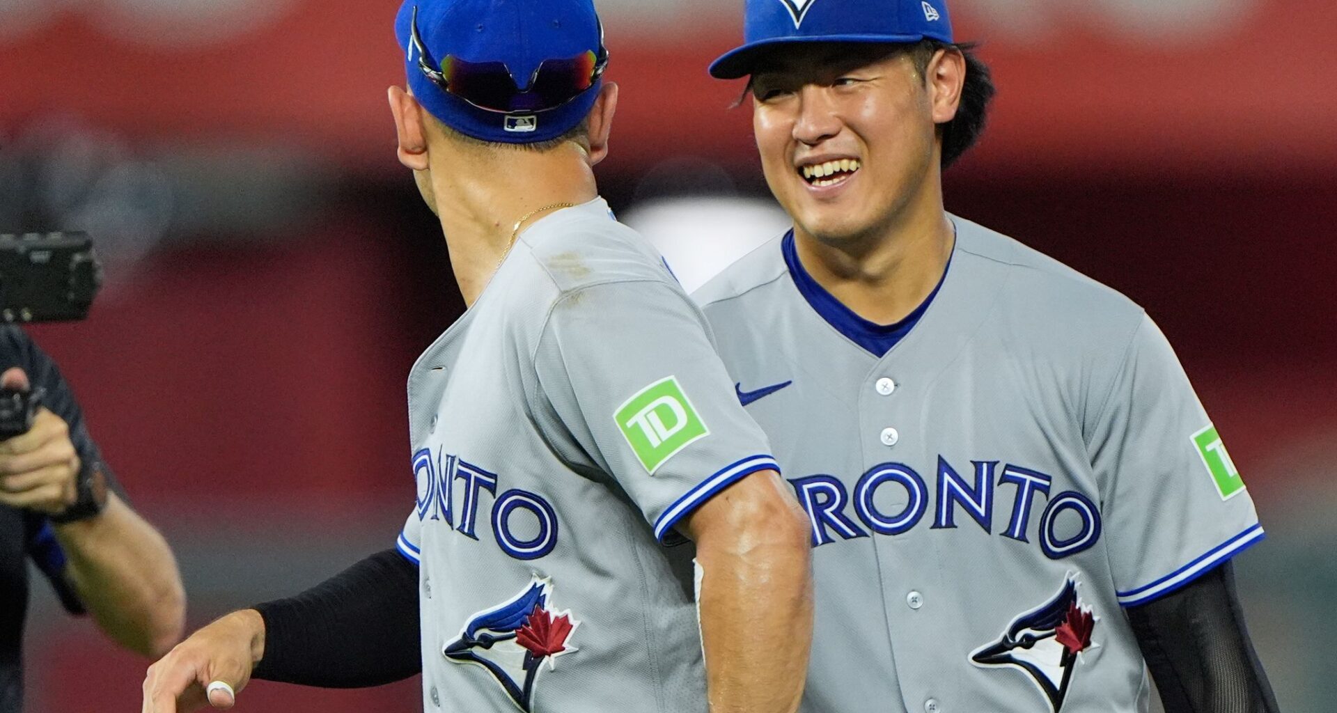 Kazuma Okamoto leads Blue Jays past Royals 4-3 to pull into tie for last AL wild card