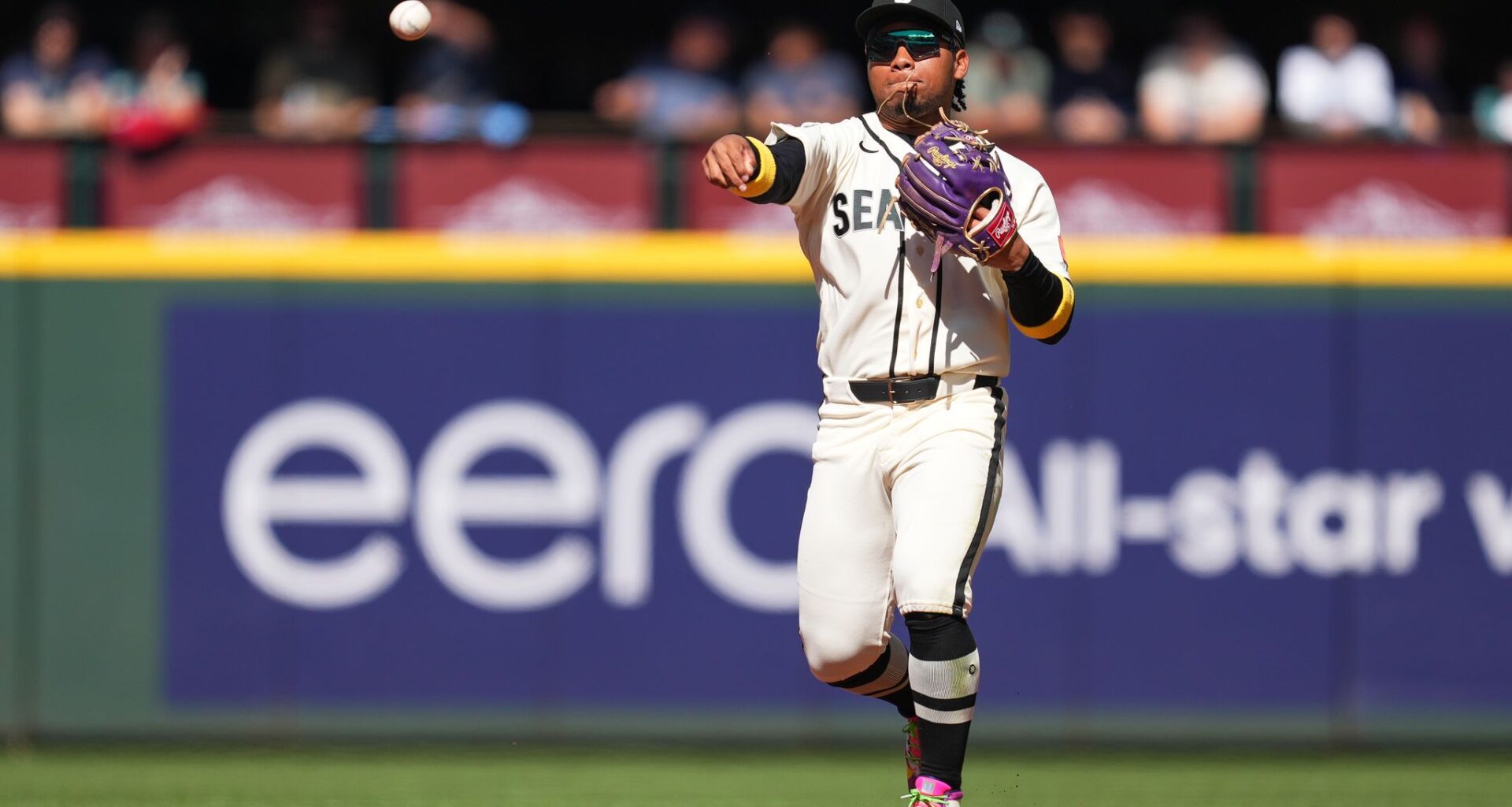 Mariners second baseman Michael Arroyo goes 0 for 3 in his MLB debut in win over A's